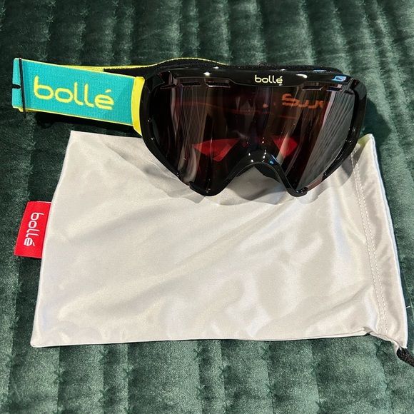 Bolle kids ski goggles with Bolle protective/cleaning case - Picture 2 of 2